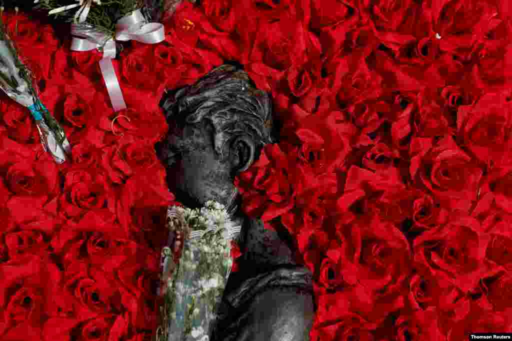 태국 방콕 탐마삿 대학에서 민주화 운동 44주년을 맞아 희생자들를 추모하기 위해 기념상 주변을 장미꽃으로 장식했다. 1976년 10월 6일 탐마삿 대학에서 대학생 민주화 운동 시위자들과 경찰이 충돌해 46명이 숨지고 167명이 부상을 당했다. 