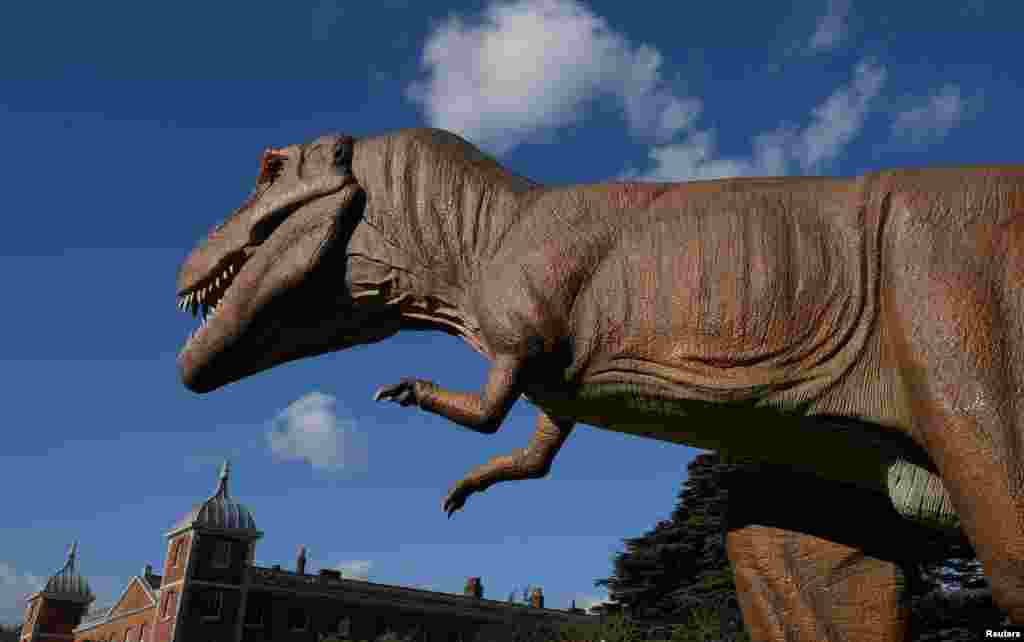 2017年3月31日，在西伦敦的公园里的侏罗纪王国的互动展览开始前，有巨型恐龙的动画形象