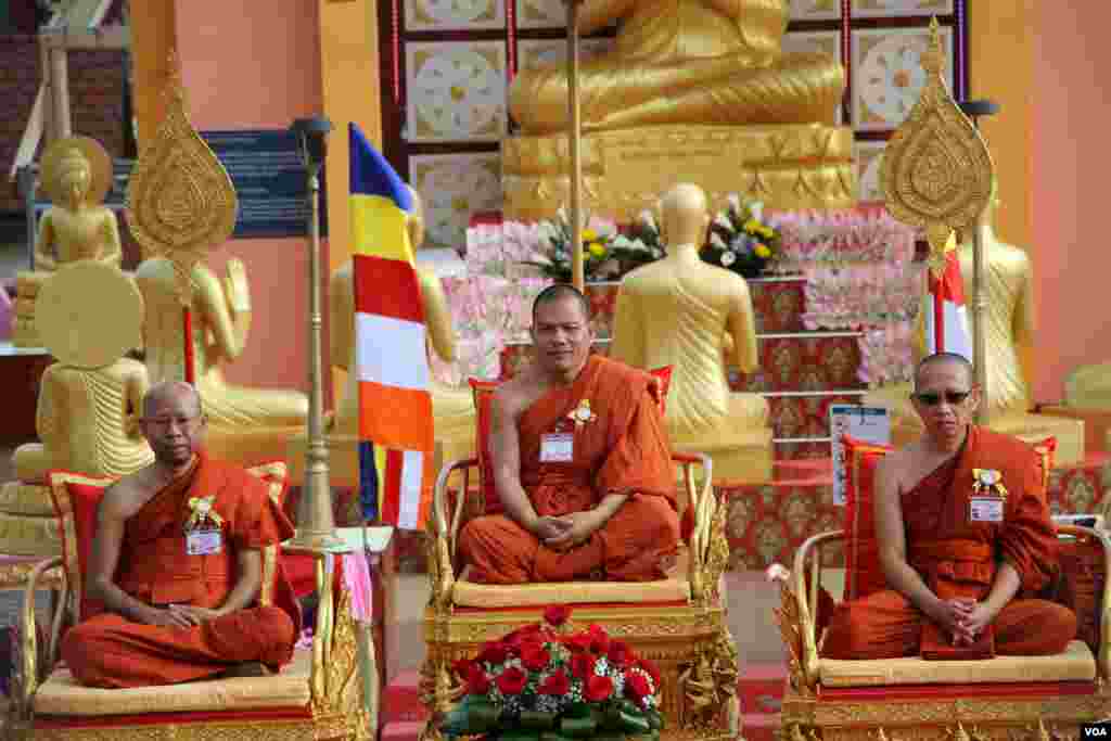 ព្រះឥទ្ធិមុនី ម៉ឹង សាង ព្រះគ្រូចៅអធិការវត្ត មុនីសុតារាម និងអនុប្រធានទាំងពីរអង្គ នៃពុទ្ធិកសមាគមព្រះសង្ឃខ្មែរ សហរដ្ឋអាមេរិក និមន្តគង់រង់ចាំធ្វើពិធី ប្រោះព្រំព្រះសុគន្ធវារី នៅថ្ងៃ សុក្រ ទី២៤ ខែ ឧសភា ឆ្នាំ ២០១៩ ។ (សាយមុន្នី/VOA)