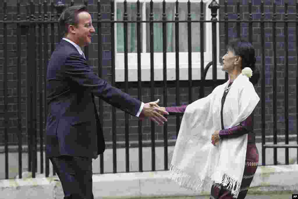 Aung San Suu Kyi menjabat tangan PM Inggris David Cameron sesaat setelah tiba di kediaman resmi Perdana Menteri di 10 Downing Street, London (21/6).