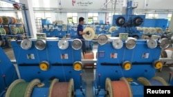 中国浙江省湖州市的一个通讯设备厂光纤生产线上的工人在工作。（2020年5月15日）