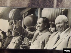 毛泽东，赫鲁晓夫，金日成和周恩来， 1954年。（ 美国之音白桦摄自赫鲁晓夫展览）