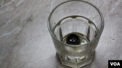 Ждем 24 часа. О, чудо! Пуговица все также крепка, и совершенно не думает рассыпаться в руках