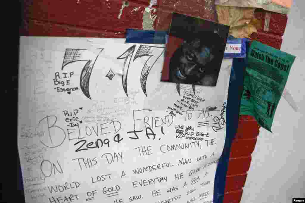 &nbsp;در جزیره استاتن، محلی که اریک گارنر در اواخر تیرماه کشته شد، یک یادبود موقتی با عکسی از او گذاشته شده &ndash; نیویورک، ۱۳ آذر
