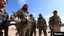 叙利亚一支反对派武装--叙利亚民主阵线的士兵在沙达迪城外 （2016年2月19日）