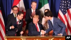 도널드 트럼프 미국 대통령(가운데)과 쥐스탱 트뤼도 캐나다 총리(오른쪽), 엔리케 페냐 니에토 멕시코 대통령이 30일 G20 정상회의가 열리는 아르헨티나 부에노스아이레스에서 새 무역협정을 공식 조인했다.