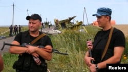 شورشیان مسلح طرفدار روسیه در شرق اوکراین در حال نگهبانی از محل سقوط هواپیمای مسافری مالزی در شرق اوکراین - ۲۹ تیر ۱۳۹۳ 