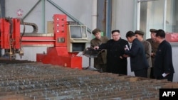 资料照：朝鲜领导人金正恩参观“3月16日工厂”（2017年11月4日）