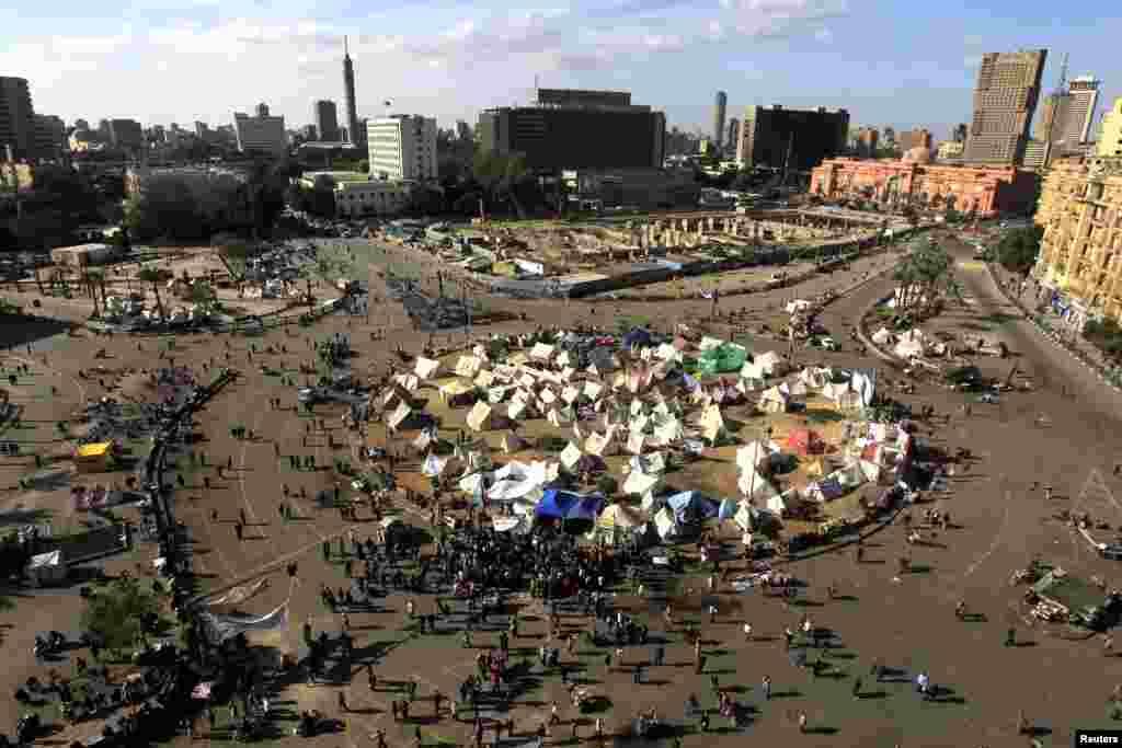 Protesters gather in Tahrir Square in Cairo, Egypt, December 11, 2012.