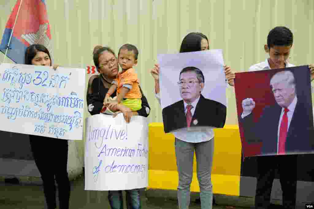 សន្តិសុខ​ដែល​ត្រូវ​បាន​ស្ថានទូត​សហរដ្ឋ​អាមេរិក​បញ្ឈប់​កាល​ពី​ប៉ុន្មាន​ខែ​មុន​​​និង​គ្រួសារ​របស់ពួកគេ​បាន​មក​ធ្វើ​បាតុកម្ម​តវ៉ា​រក​យុត្តិធម៌​ដោយ​អហិង្សា​នៅ​ខាង​មុខ​ស្ថានទូត​អាមេរិករាជធានី​ភ្នំពេញ​ ​កាល​ពីព្រឹក​ថ្ងៃទី​១៩ មិថុនា ឆ្នាំ ២០១៨។(ទុំ ម្លិះ/VOA)