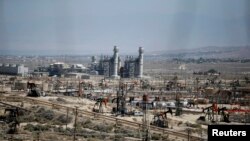 حوزه نفتی میدوی سان ست در کالیفرنیا سنگ نفت را از منطقه مونتری استخراج می کند.