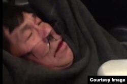 베트남계 미국인 의사 데이비드 다오(69) 씨가 지난 9일 유나이티드항공 기내에서 강제로 끌려나가는 모습.