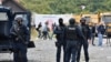 Pripadnici kosovske specijalne policije tokom protesta Srba u blizini prelaza Jarinje, 21. septembar 2021. (Foto: Reuters/Laura Hasani)