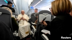 教宗方济各在结束对匈牙利的访问乘飞机返回梵蒂冈途中召开记者会。(2023年4月30日)