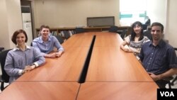 한국 민간단체 '통일과 나눔 재단'에서 인턴으로 일하는 외국인 청년 4명이 서울 종로구 광화문의 사무실에서 사진 촬영을 위해 포즈를 취하고 있다.