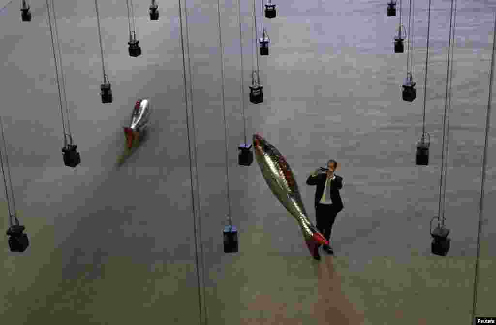 បុរស​ម្នាក់​ថត​រូប​ស្នាដៃ​សិល្បៈ &laquo;Anywhere&raquo; ដោយ​សិល្បករ​បារាំង​លោក Philippe Parreno ក្នុង​សាល Turbine Hall នៅ​ឯ​មជ្ឈមណ្ឌល Tate Modern ក្រុង​ឡុងដ៍ ច​ក្រ​ភព​អង់គ្លេស។