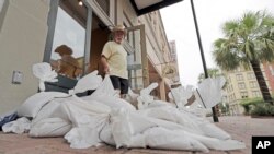 德克萨斯州加尔维斯顿的店主在门口放置了沙袋，为即将到来的哈维飓风做准备。(2017年8月25日)