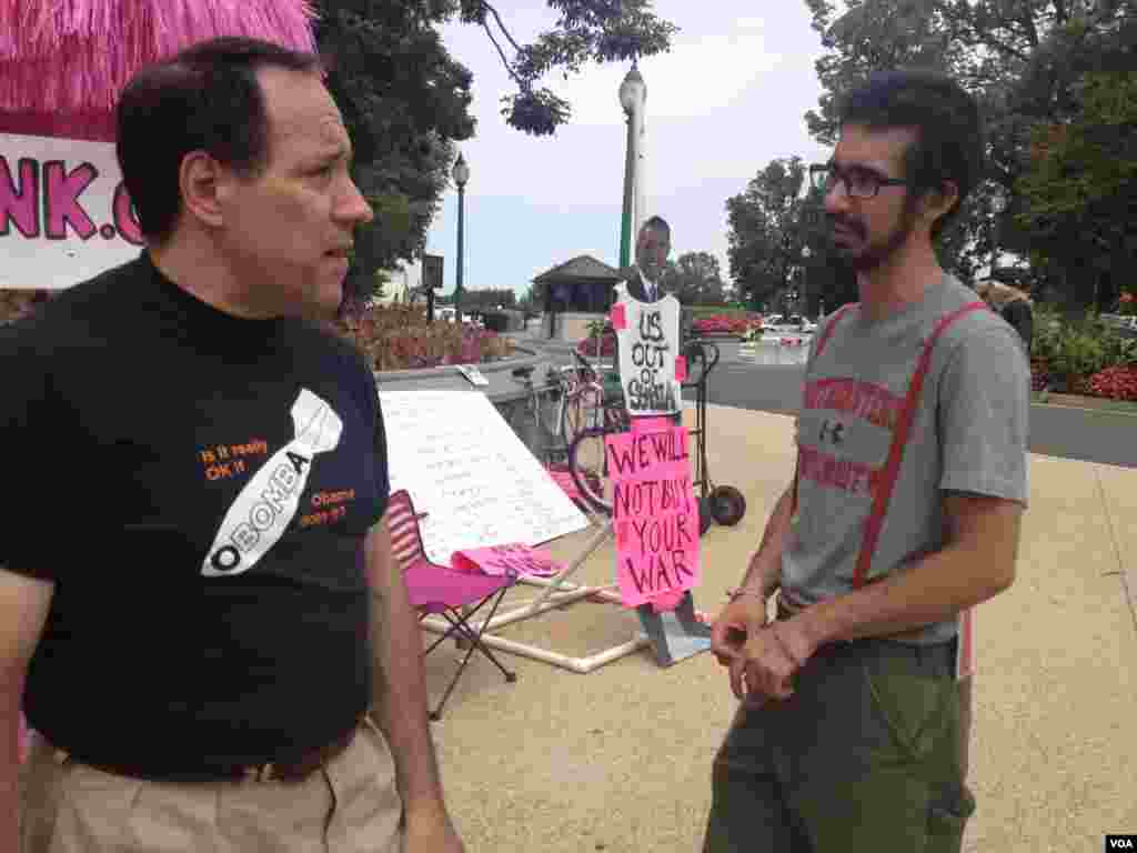 反对美国军事干预叙利亚的抗议人士向路过的行人申诉抗议。