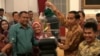 Presiden Joko Widodo menerima hadiah burung dari pedagang pasar burung, di Istana Negara, Jakarta (3/9). (VOA/Ahadian Utama)