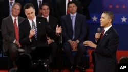 奥巴马总统和共和党总统候选人罗姆尼在纽约州举行的第二场辩论中