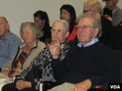 曾在香港报道中国的记者佛朗森（右一）出席记录片首映会(美国之音记者 容易拍摄)