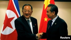Le ministre chinois des Affaires étrangères Wang Yi, à droite) avec son homologue nord-coréen Ri Yong Ho, réunion de l'ASEAN, Manille, Philippines, le 6 août 2017. 