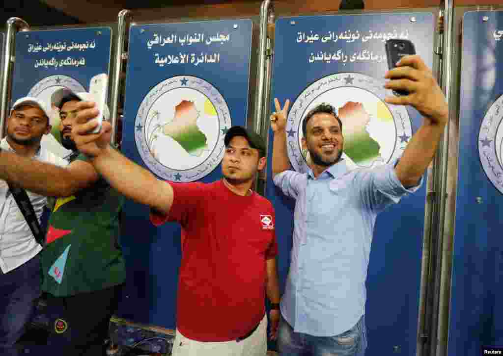 این دو معترض هم در مجلس عراق سلفی می گیرند.