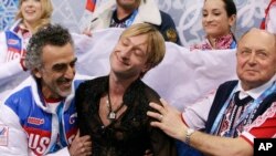 Evgeni Plushenko dari Rusia (tengah), setelah memenangkan nomor putra figure skating pada Olimpiade Sochi (9/2). (AP/Darron Cummings)