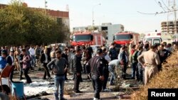 Pasukan keamanan Kurdi memeriksa lokasi bom mobil di Irbil, ibukota provinsi Kurdistan, Irak hari Rabu (19/11).