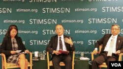 11일 워싱턴의 스팀슨센터에서 열린 토론회에 구로에 데스로 일본 국가안전보장회의 특보(가운데), 육상자위대 동부방면대 사령관 출신 이소베 고이치 하버드대 아시아 센터 선임연구원(오른쪽), 유키 타츠미 스팀슨 센터 일본국장(왼쪽)이 참석했다.