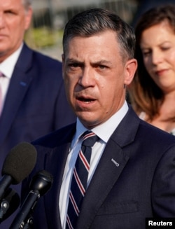 资料照：2021年7月27日，来自印地安那州的共和党联邦众议员班克斯在国会山对媒体发表讲话。（路透社）