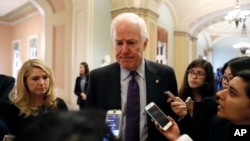 资料照：共和党联邦参议员科宁（Sen. John Cornyn, R-TX）在国会大厦接受记者提问。（2017年1月3日）