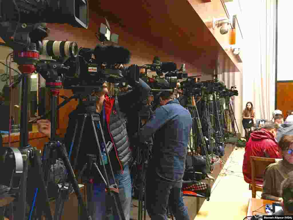 خبرنگاران از سر تا سر جهان اماده پوشش دادن كنفرانس خبري استفان دميستورا نماينده سازمان ملل متحد در امور سوريه هستند. 