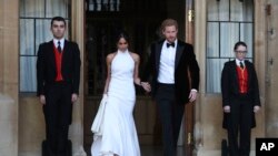 ​ព្រះ​អង្គម្ចាស់ Harry និង​ នាង Meghan Markle ចាក​ចេញ​ពី​វិមាន Windsor ក្រោយ​ពិធី​អភិសេក នៅ​ខាង​ក្រៅ​ទីក្រុង​ឡុងដ៍ ប្រទេស​អង់គ្លេស កាល​ពី​ថ្ងៃ​ទី​១៩ ឧសភា ២០១៨។