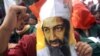 Seorang siswa memegang poster Osama bin Laden kelahiran Saudi saat demonstrasi anti-Amerika di depan kedutaan AS di Jakarta 16 Oktober 2001, sebagai ilustrasi. (Foto: REUTERS/Enny Nuraheni)