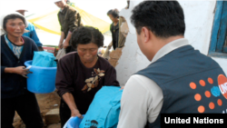 유엔인구기금, UNFPA 직원이 북한 주민들에게 의약품 등 지원물품을 나눠주고 있다.