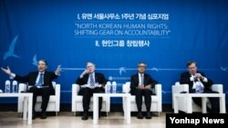 27일 서울에서 열린 '유엔 북한인권 서울사무소 설립 1주년 심포지엄'에서 북한인권 문제 해결을 위한 국제 전문가들의 모임인 현인그룹이 출범했다. 왼쪽부터 송상현 전 국제형사재판소장, 마이클 커비 전 유엔 북한인권조사위원회 위원장, 비팃 문타폰 전 유엔 북한인권 특별보고관, 로버트 킹 미 국무부 북한인권대사. 