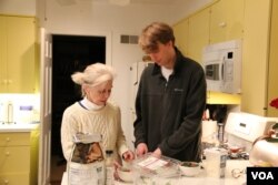 佟瑞和母亲玛丽•克劳福德 (美国之音王子扬拍摄)