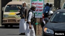 شورشیان شیعه حوثی در یک ایست بازرسی در صنعا - آرشیو