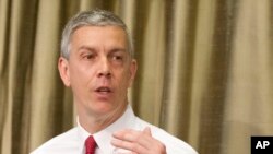 El secretario de Educación, Arne Duncan, dio a conocer la lista de universidades investigadas.