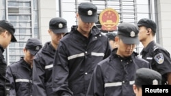 8月10日安徽合肥的一家法院外值班的警察换岗