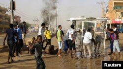 Les manifestants soudanais érigent une barricade dans une rue et exigent que le Conseil militaire transitoire du pays transfère le pouvoir aux civils à Khartoum, le 3 juin 2019.