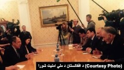 در این تصویر که از سوی شورای امنیت ملی افغانستان نشر شده است، هیأت افغان و روسی در حال گفتگو اند