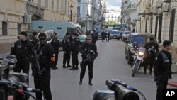 Les forces de police gardent le palais de justice d'Alger, mardi 10 janvier 2019 où deux anciens premiers ministres algériens ont été reconnus coupables et condamnés à la prison mardi pour des accusations de corruption dans un procès historique, déclenchant les acclamation.