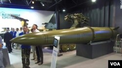 2014俄罗斯国防武器出口展上，伊斯康德尔-M战术导弹系统所携带的导弹。（美国之音白桦拍摄）