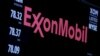 Le logo de Exxon Mobil est montré sur un écran à New York, le 30 décembre 2015.