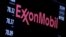 Le logo de Exxon Mobil est montré sur un écran à New York, le 30 décembre 2015.