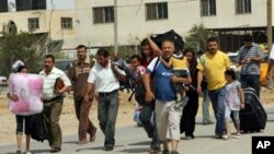 غزہ کی جنوبی پٹی سے فلسطینی، رفاہ میں کھولی گئی مصری سرحد کی طرف جاتے ہوئے