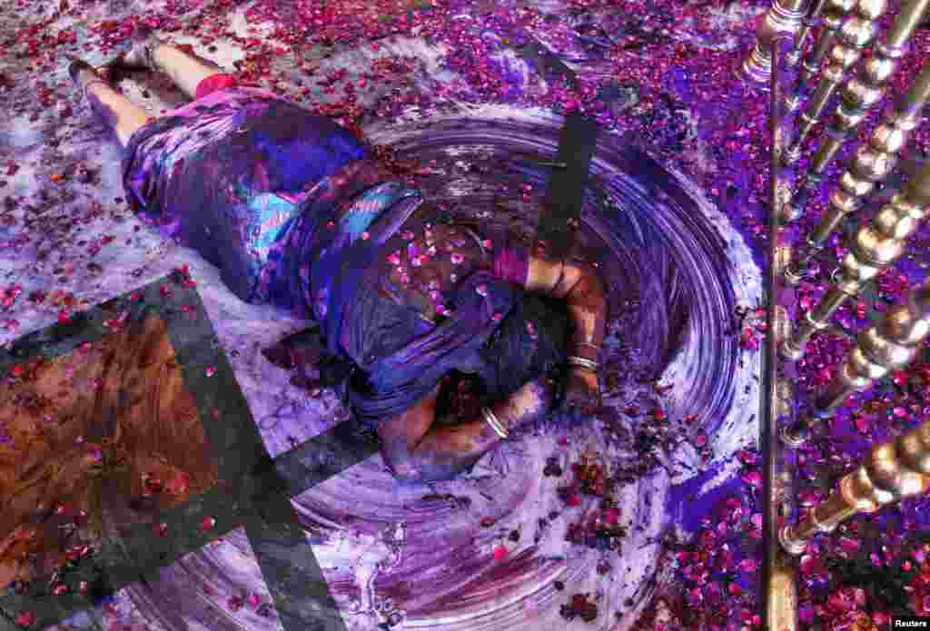 Seorang perempuan India melakukan doa dalam festival agama Hindu Holi&#39; di kota Ahmedabad, India.&nbsp;