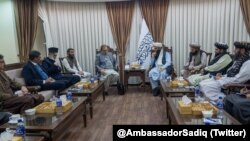 အာဖဂန်နစ္စတန်နိုင်ငံက တာလီဘန်ခေါင်းဆောင်တွေနဲ့  ပါကစ္စတန်နိုင်ငံက အဆင့်မြင့်ကိုယ်စားလှယ်တွေ တွေ့ဆုံနေစဉ် (ဒီဇင်ဘာ ၂၄၊ ၂၀၂၄)